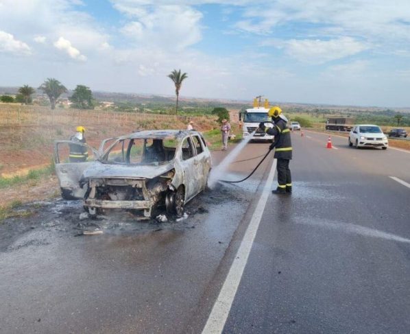 Carro pega fogo na BR-364 em Jaciara