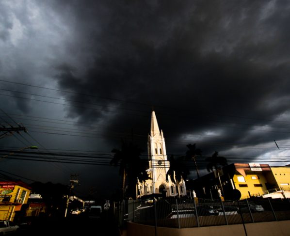 Cuiabá entra em alerta: risco de chuva forte e granizo até sábado