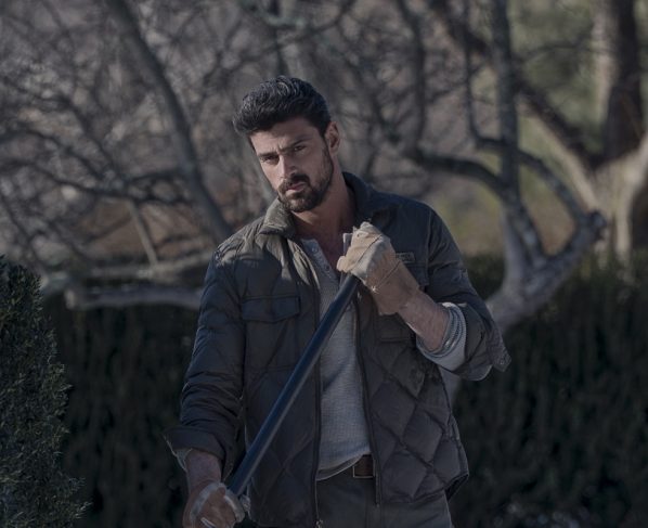 Michele Morrone como Enzo em cena do filme A Empregada - Metrópoles