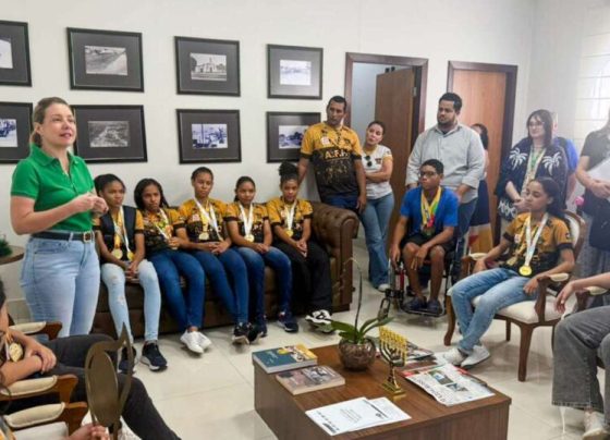 Prefeita de Várzea Grande, Flávia Moretti, recepciona campeões Várzea-grandenses
