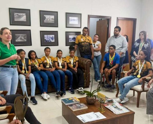 Prefeita de Várzea Grande, Flávia Moretti, recepciona campeões Várzea-grandenses