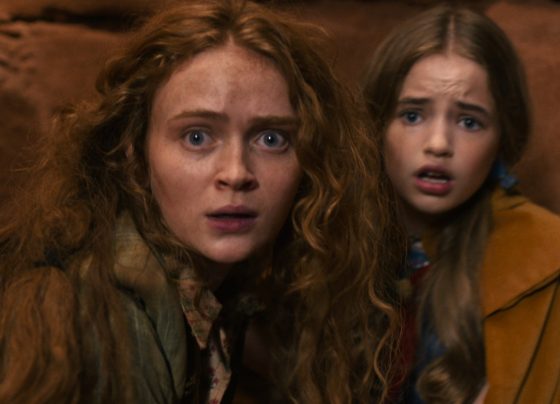Imagem colorida de Sadie Sink como Max Mayfield e Nell Fisher como Holly Wheeler na 5ª temporada de Stranger Things - Metrópoles