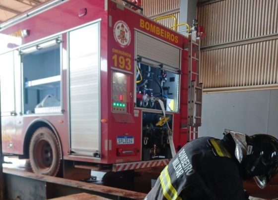 Bombeiros combatem incêndio em silo de grãos a 20 metros de altura