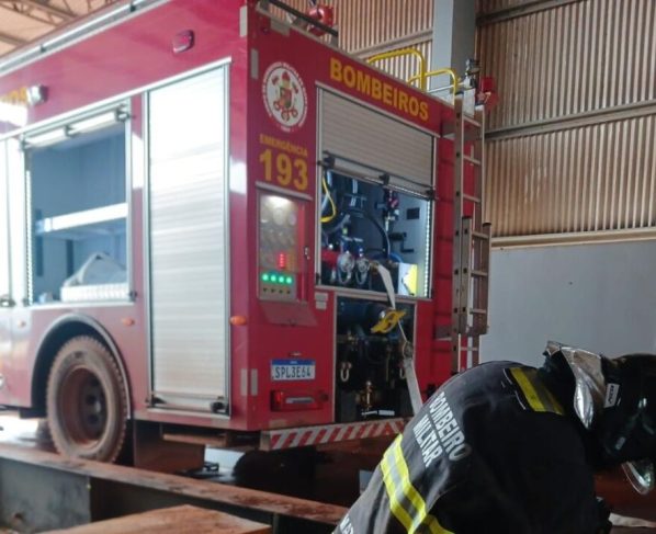 Bombeiros combatem incêndio em silo de grãos a 20 metros de altura
