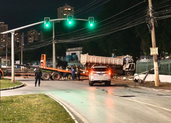 Caminhão perde controle e derruba muro do quartel do 9° BEC em Cuiabá