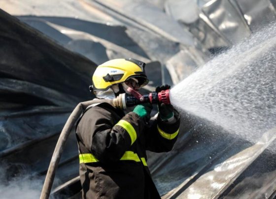 Corpo de Bombeiros combate incêndio em carro funerário na BR-163