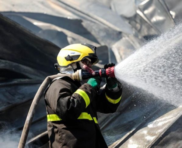 Corpo de Bombeiros combate incêndio em carro funerário na BR-163