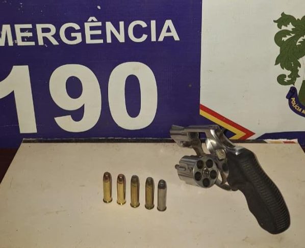 Homem é preso pela PM com revólver dentro de carro em Dom Aquino