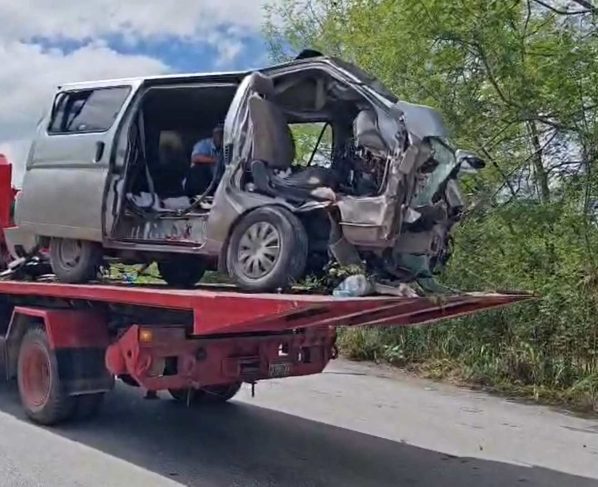 Situação da van onde família viajava; 12 morreram após colisão com árvore (Foto: Puerto Suarez Unitel Canal 9)