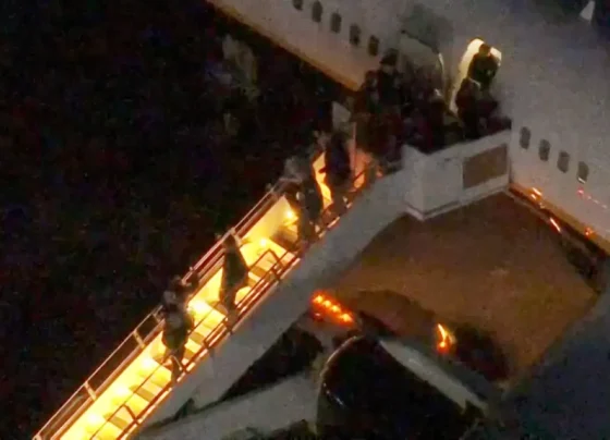 Maduro desembarca algemado nos EUA após invasão militar e captura em Caracas