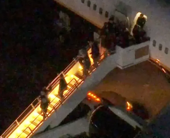 Maduro desembarca algemado nos EUA após invasão militar e captura em Caracas