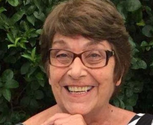 Foto colorida da escritora e poeta Glenda Meyer