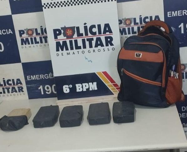 Mulher é presa com 5 kg de pasta base em mochila no Distrito de Caramujo
