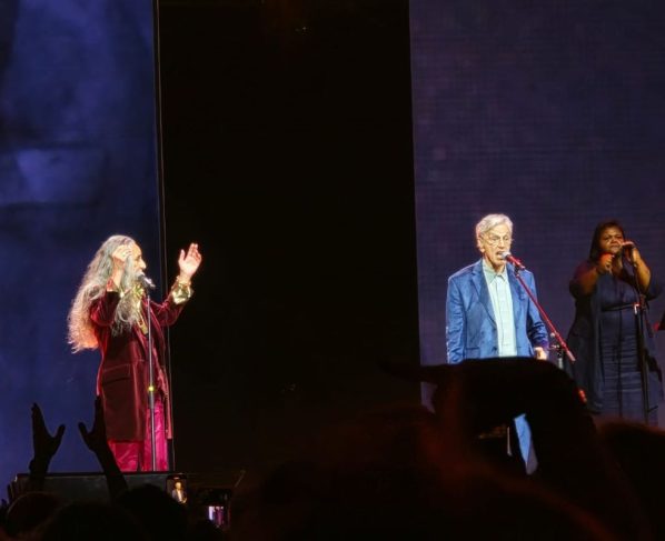 Imagem colorida de Caetano Veloso e Maria Bethânia no palco - Metrópoles