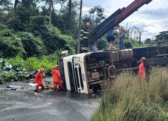 Bombeiros resgatam motorista preso às ferragens após caminhão tombar na MT-235