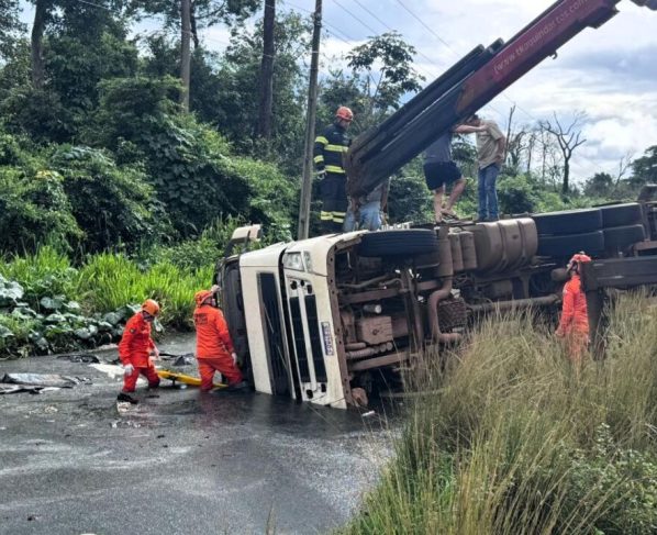 Bombeiros resgatam motorista preso às ferragens após caminhão tombar na MT-235