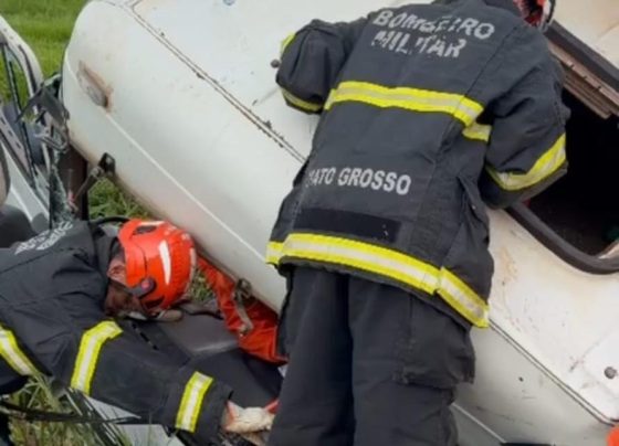 Bombeiros resgatam três vítimas presas em ferragens após colisão em Sinop