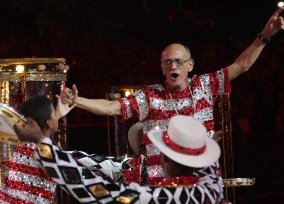 Imagem colorida de Mestre Ciça no desfile do Unidos do Viradouro no Carnaval 2026 - Metrópoles
