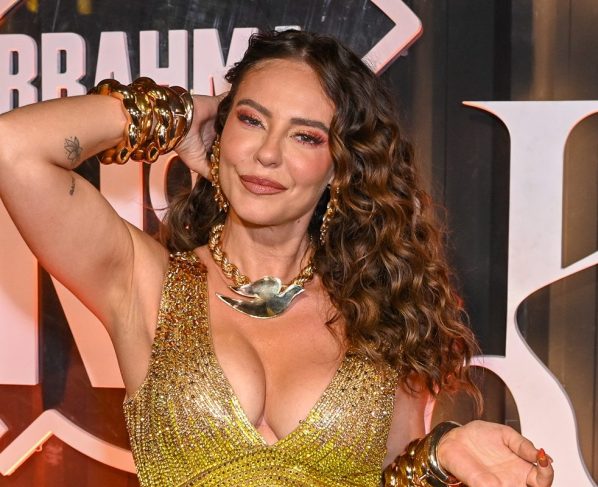 Paolla Oliveira chega na Sapucaí para assistir estreia de Virginia - destaque galeria