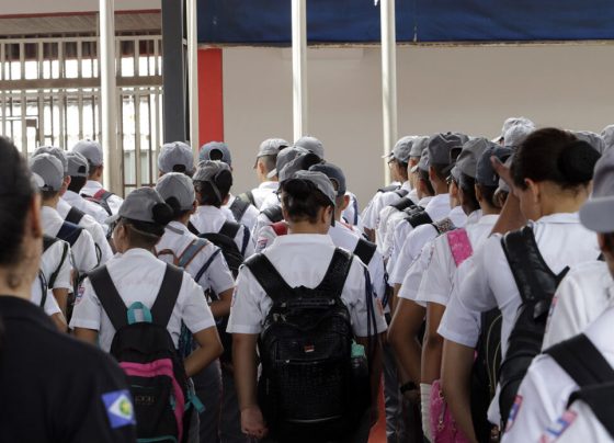 Escola militar chama polícia após aluna tocar pênis de colega de 16 anos