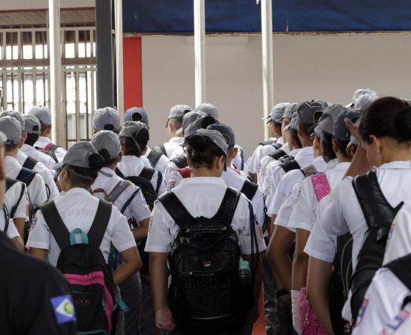 Escola militar chama polícia após aluna tocar pênis de colega de 16 anos