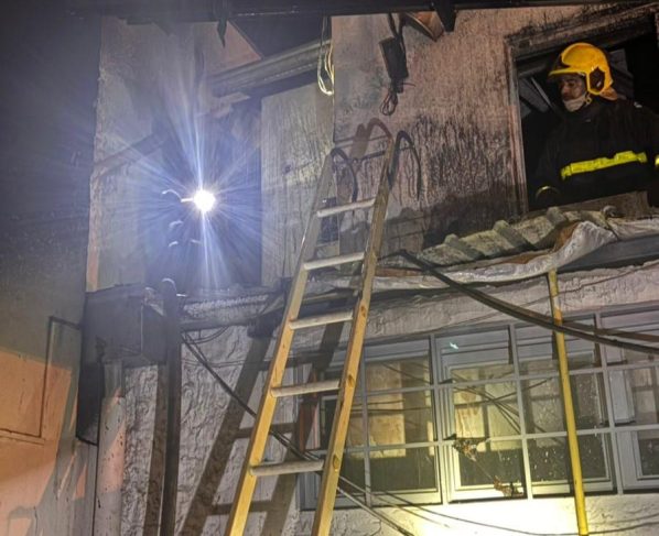 Incêndio atinge veículos e parte de comércio durante a madrugada em Cuiabá