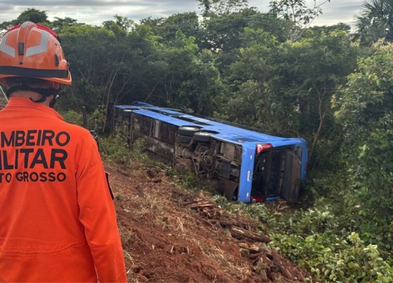Tombamento de ônibus teria deixando dois passageiros mortos e oito feridos. - Foto: Corpo de Bombeiros