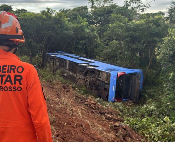 Tombamento de ônibus teria deixando dois passageiros mortos e oito feridos. - Foto: Corpo de Bombeiros
