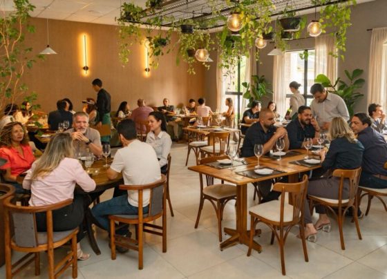 Restaurante aposta em identidade familiar com menu contemporâneo focado em brasa