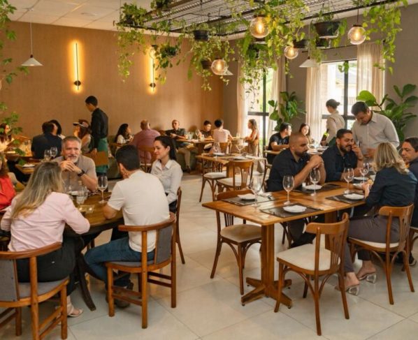 Restaurante aposta em identidade familiar com menu contemporâneo focado em brasa