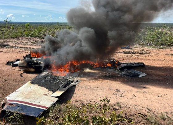Aviao bimotor cai em estrada rural de MT 3