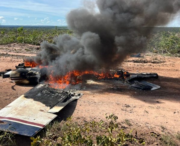 Aviao bimotor cai em estrada rural de MT 3