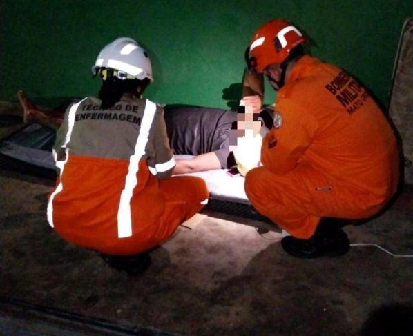 Bombeiros socorrem homem em situação de rua com dores no peito em Água Boa