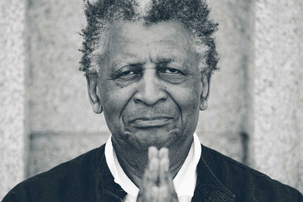 Foto empreto e branco do pianista Abdullah Ibrahim
