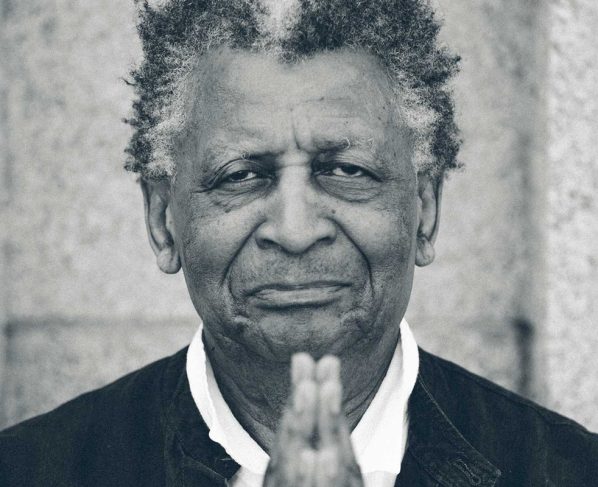 Foto empreto e branco do pianista Abdullah Ibrahim