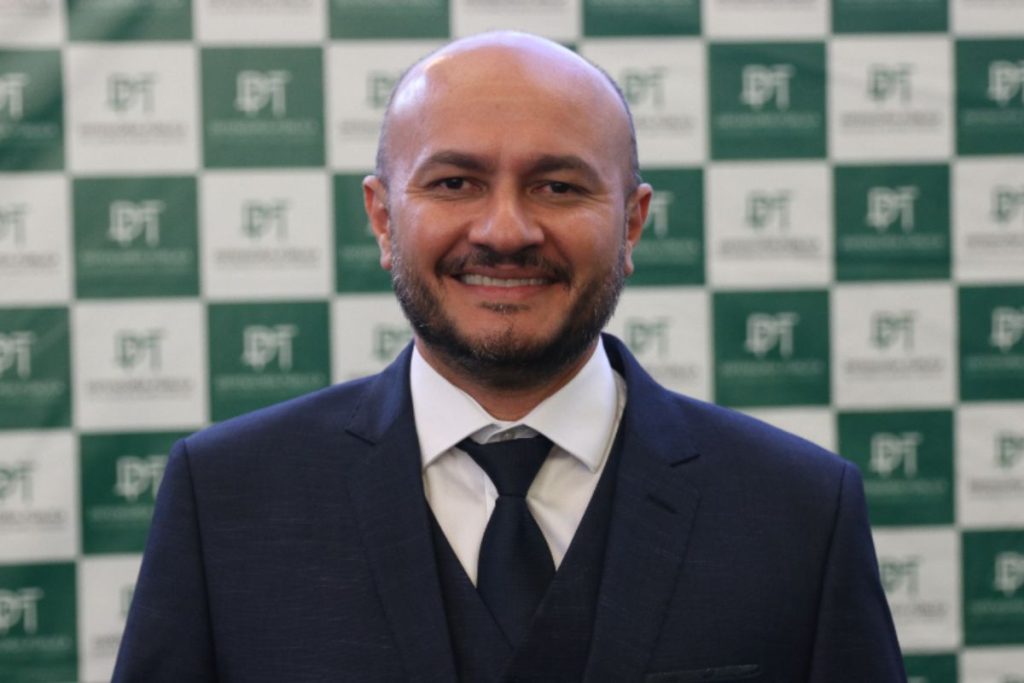 defensor público Rogério Borges Freitas, foi afastado de forma cautelar do cargo de Primeiro subdefensor público-geral, pelo prazo de 60 dias,