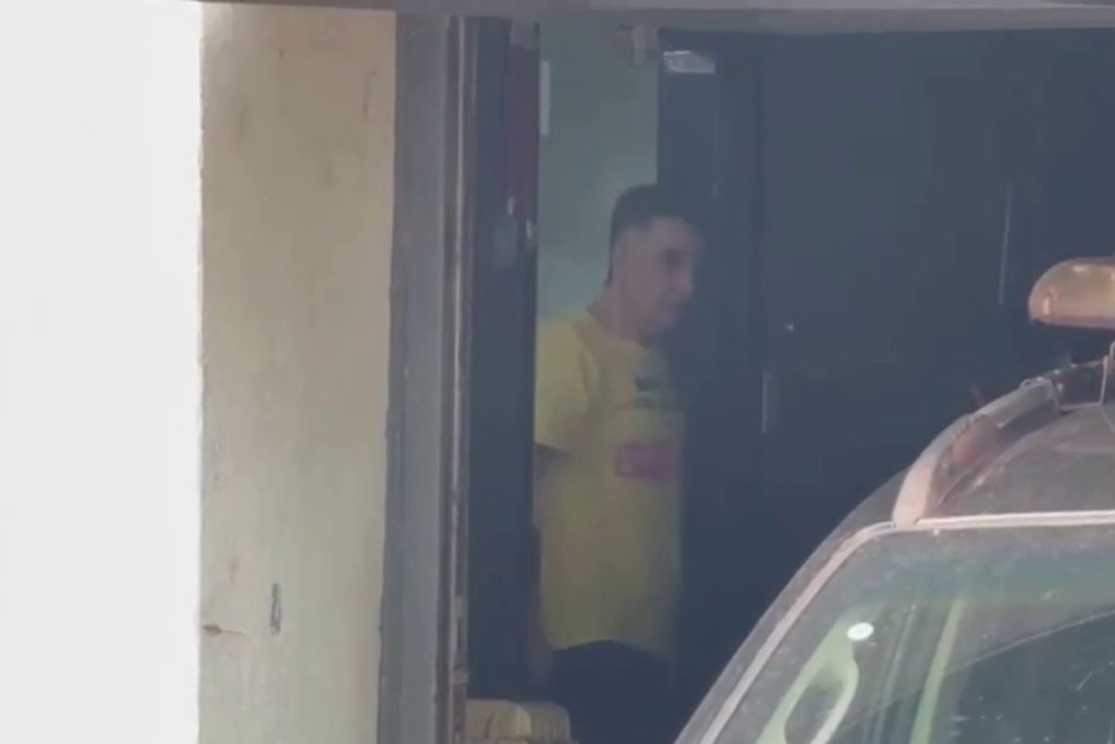 Neno Razuk na sede da Polícia Federal em Corumbá. (Foto: Rauã Araújo)