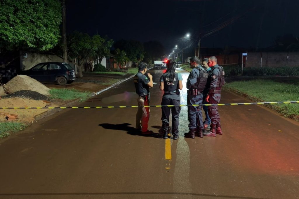 Homem é encontrado morto com tiro na cabeça no meio da rua durante a madrugada. (Foto: Sidnei Bronka)