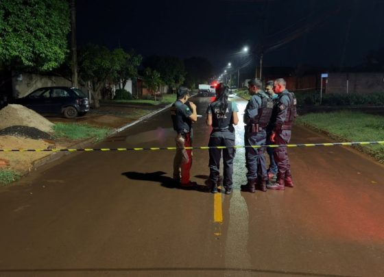 Homem é encontrado morto com tiro na cabeça no meio da rua durante a madrugada. (Foto: Sidnei Bronka)