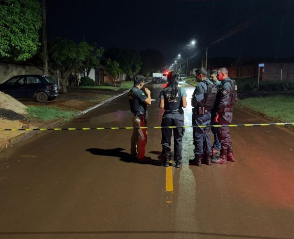 Homem é encontrado morto com tiro na cabeça no meio da rua durante a madrugada. (Foto: Sidnei Bronka)
