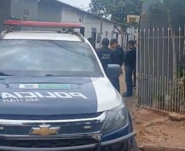 Esquipes policiais em frente a vila de casas em que o confronto ocorreu, no Jardim Anache